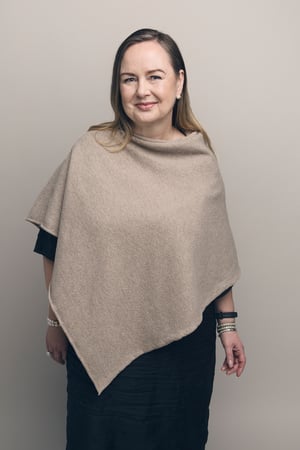 Månna-Godenhjelm-standing-2-low